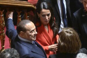 Il Cav ricuce lo strappo e torna a trattare