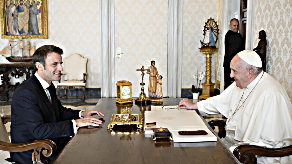 Macron punta sul Papa per la pace mentre Putin si prepara all’atomica
