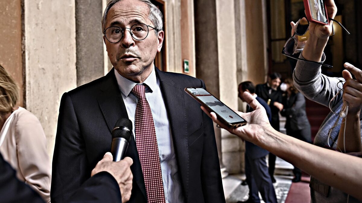 Crisanti cura la salute del suo portafogli: ricca aspettativa pagata e 9.000 euro dal Senato