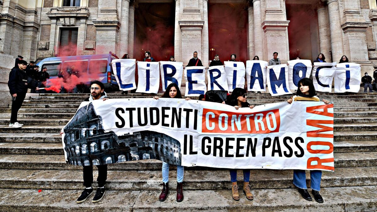 «Noi anti green pass repressi con l’appoggio dei collettivi»