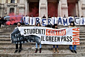 «Noi anti green pass repressi con l’appoggio dei collettivi»