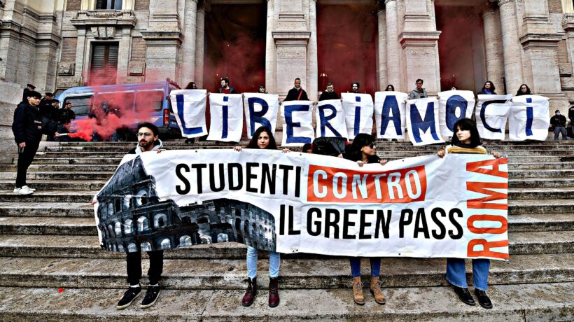 «Noi anti green pass repressi con l’appoggio dei collettivi»