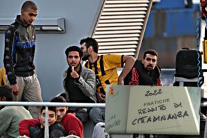 Il reddito ai clandestini appena sbarcati