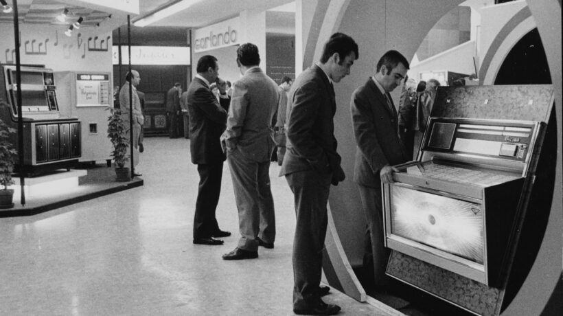 Fiera Campionaria di Milano del 1969. In fondo, lo stand Garlando (Archivio Fondazione Fiera Milano)