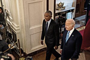 Per evitare il crollo al voto di midterm Biden chiama Obama a fargli da badante