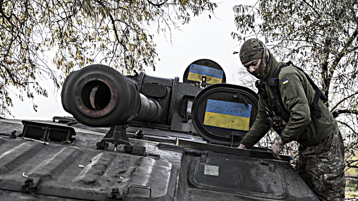 Kherson ritorna all’Ucraina ma i russi sono tutt’attorno. Usa divisi sui colloqui di pace