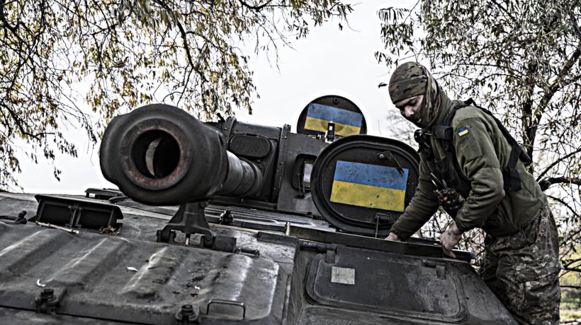 Kherson ritorna all’Ucraina ma i russi sono tutt’attorno. Usa divisi sui colloqui di pace
