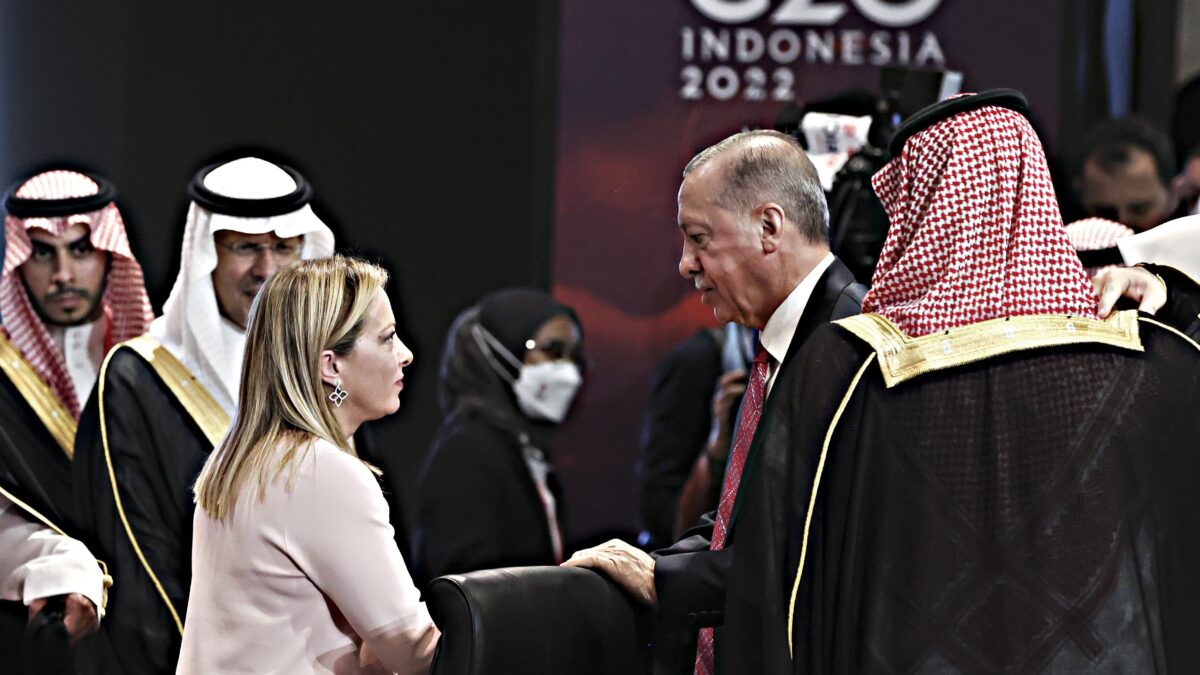 Crollano le bugie sulla Meloni isolata. Al G20 incontri con Biden ed Erdogan