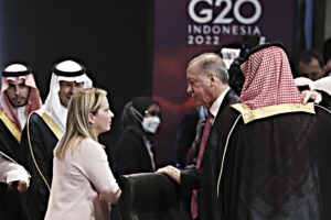 Crollano le bugie sulla Meloni isolata. Al G20 incontri con Biden ed Erdogan