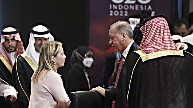 Crollano le bugie sulla Meloni isolata. Al G20 incontri con Biden ed Erdogan