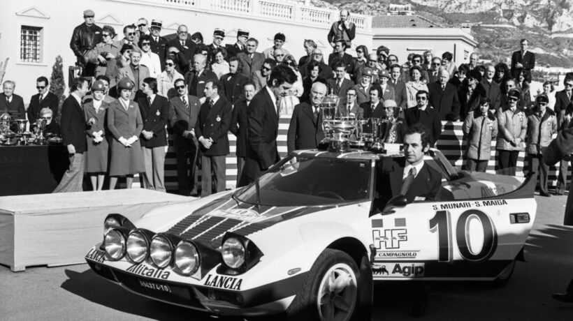 Sandro Munari con la Lancia Stratos dopo la vittoria a Monte Carlo nel 1976 (Getty Images)