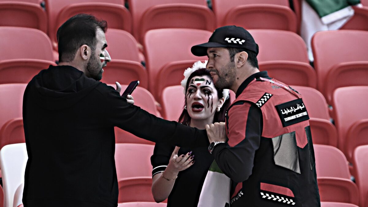 Vietata la protesta ai tifosi iraniani. La Fifa fa squadra con gli ayatollah