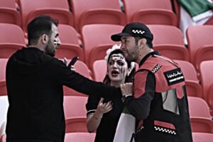 Vietata la protesta ai tifosi iraniani. La Fifa fa squadra con gli ayatollah