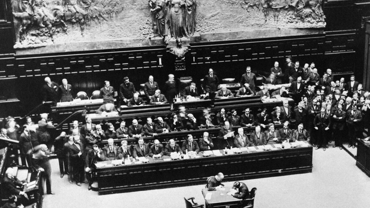 Effemeridi: dal «Discorso del bivacco» al testamento di Nobel