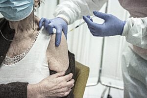 I Cdc celebrano il vaccino bivalente. Ma per gli over 65 è efficace al 14%