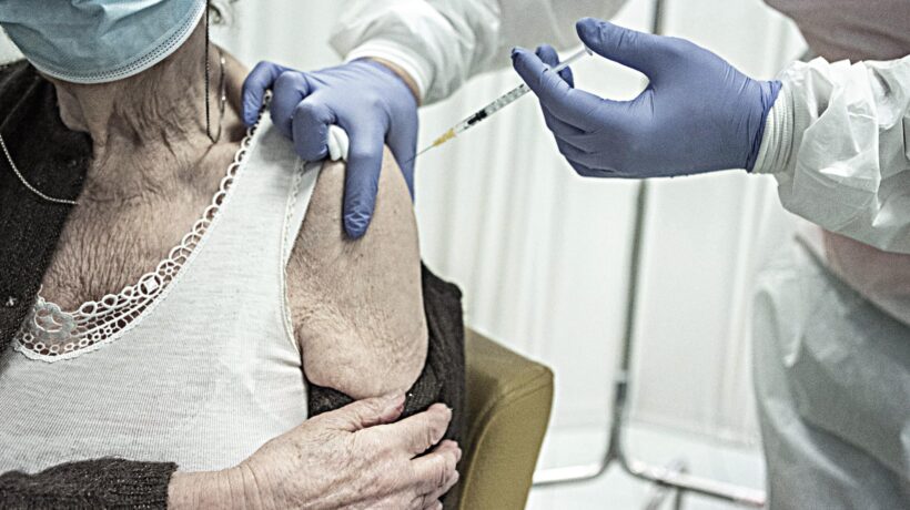 I Cdc celebrano il vaccino bivalente. Ma per gli over 65 è efficace al 14%