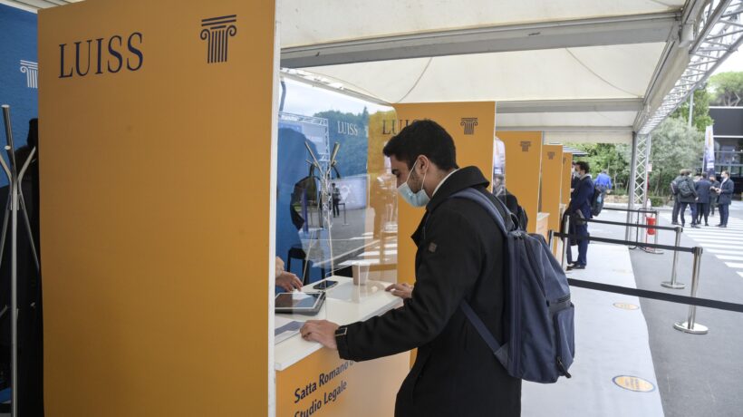 Menù etnico, quote gender e il logo pansessuale. È la Luiss o un centro sociale?