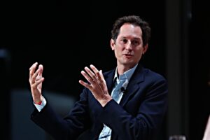 John Elkann vince in mezzo alle macerie