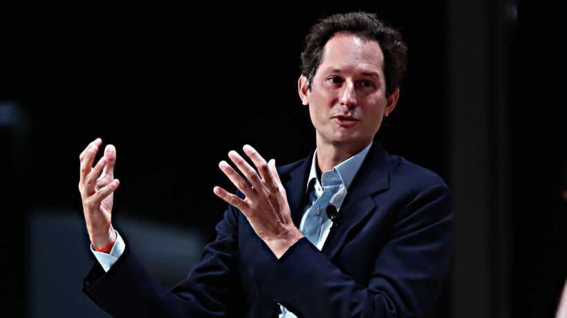 John Elkann vince in mezzo alle macerie
