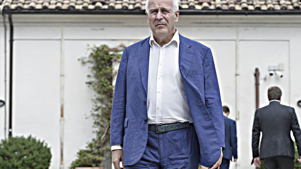 Studio medico cura le vittime dei sieri ignorate dallo Stato. Ma il Pd lo attacca