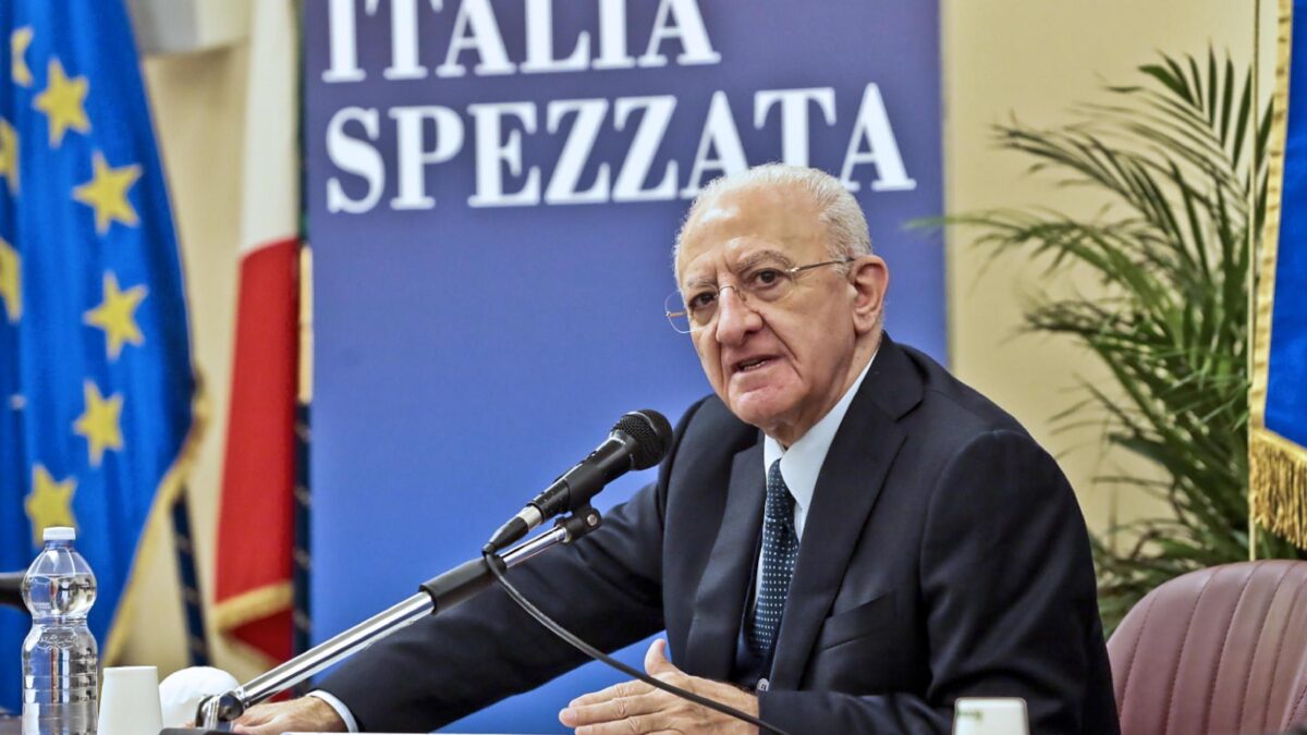 È facile indignarsi per i condoni a Ischia. Ma qui De Luca s’era perso il bazooka