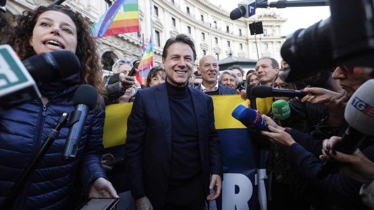 Conte frega la piazza al Pd: «Basta armi a Zelensky». E Letta se ne va tra i fischi