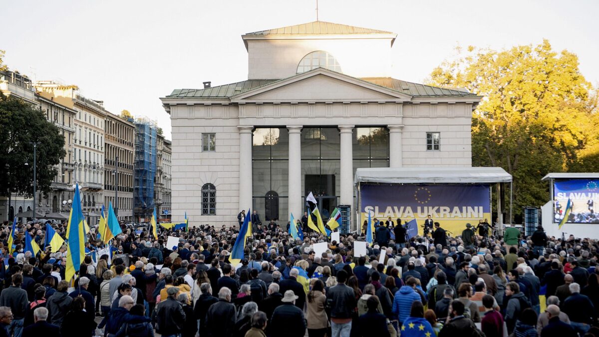 Altro che pace, il corteo milanese spara sul M5s e pensa al Pirellone