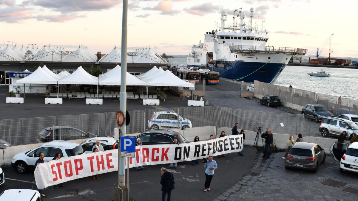 La sinistra sposa le navi che occupano i porti