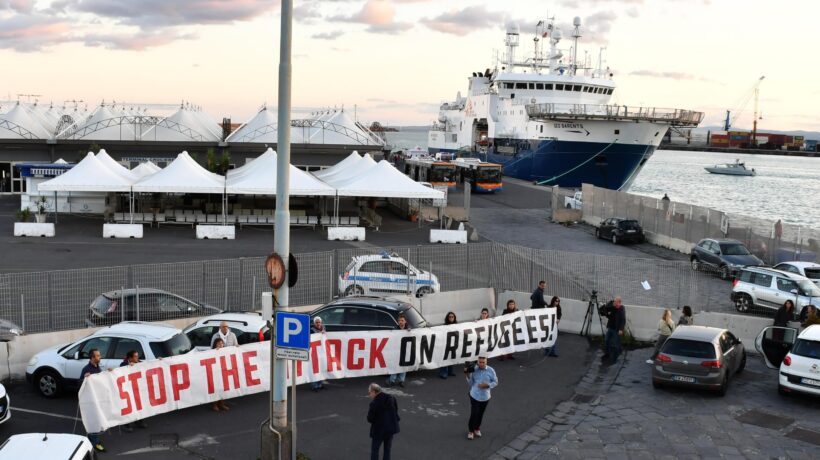 La sinistra sposa le navi che occupano i porti