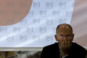 Letta apre le primarie a chiunque: il capolavoro che regala il Pd a Conte