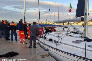 In una notte sbarcati in 249: più dell’intera Ocean Viking. Doppio blitz, presi 9 scafisti