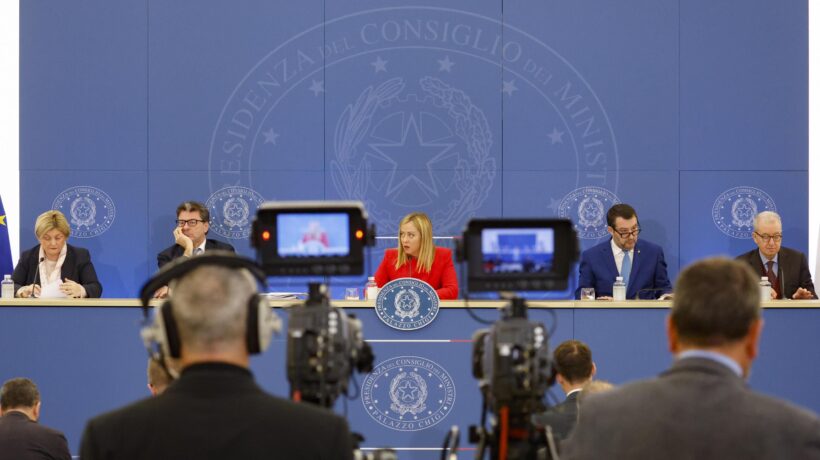 I cronisti che osannavano Draghi raddrizzano la schiena con Giorgia