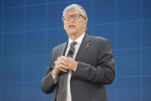 Da Soros a Bill Gates ai Kennedy. Ecco chi finanza i teppisti verdi