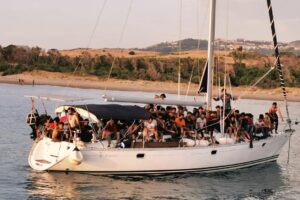L’assalto all’Italia continua coi barconi a vela
