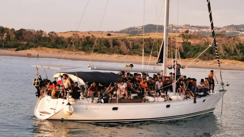 L’assalto all’Italia continua coi barconi a vela