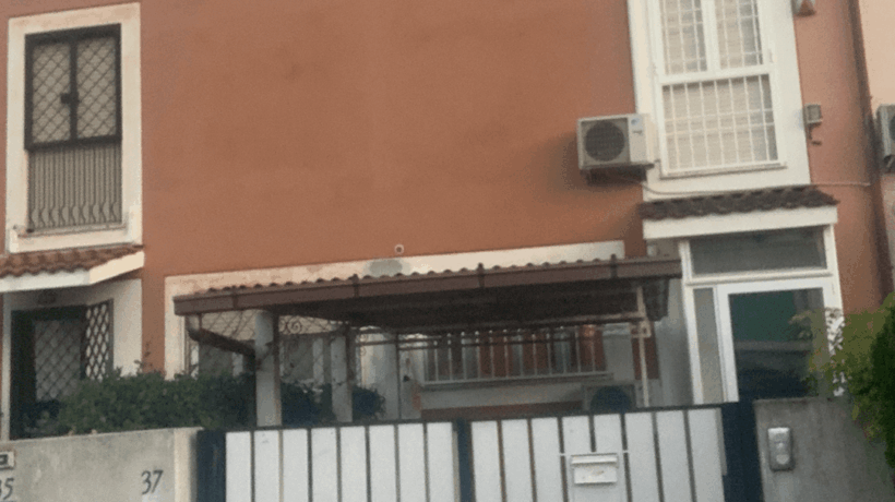 L'abitazione ripresa dalla strada
