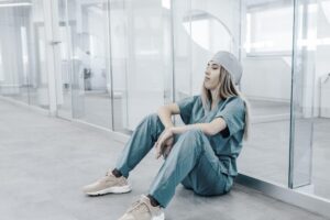 Sanitari riammessi confinati nei ripostigli