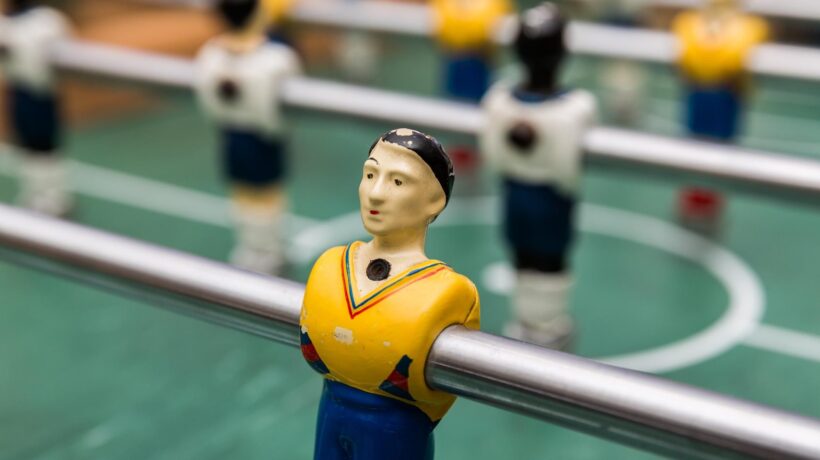 Dettaglio di un calciobalilla d'epoca di produzione Garlando (IStock)
