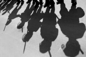 Lo Stato «manganella» i poliziotti
