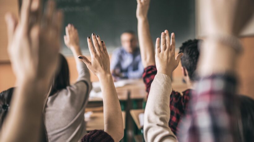 Studentessa vuole passare per maschio. Il prof non ci sta ma adesso rischia lui