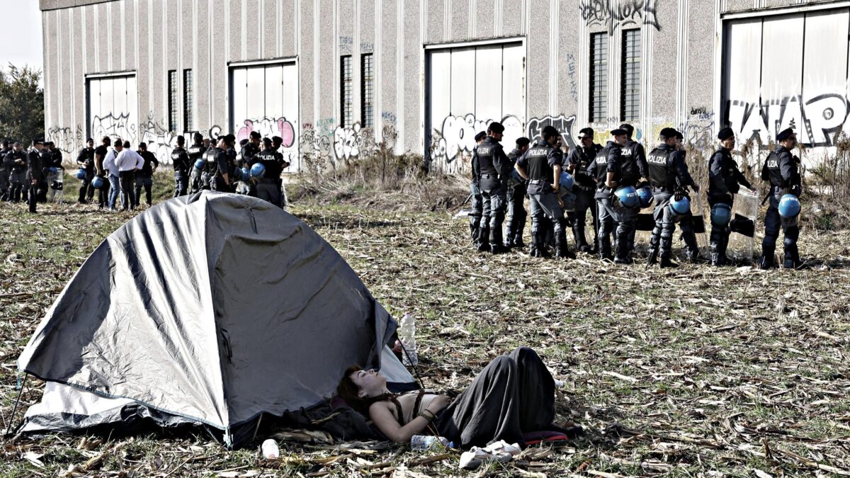 La Meloni rivendica il decreto anti rave: «Ne vado fiera». Forza Italia si smarca