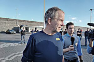 La «capitana» Carola è tornata: è un sessantenne (e non ha i rasta)
