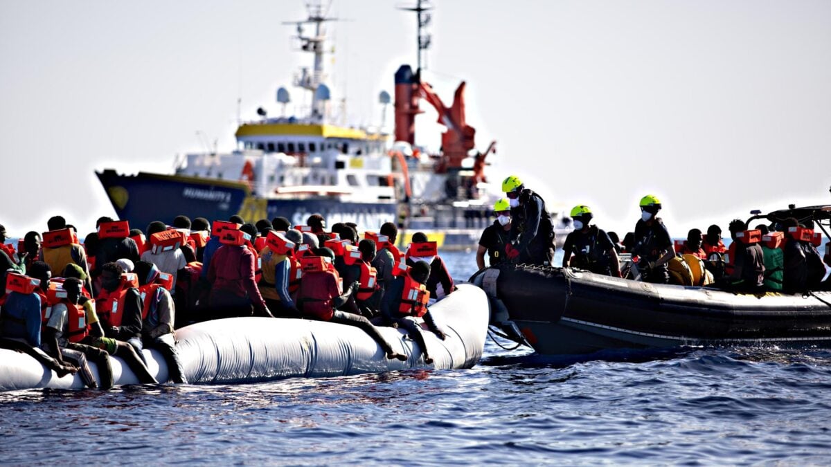 Le due Ong non schiodano «I migranti sono depressi». Ma arrivano le maxi multe