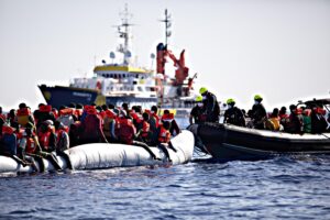 Le due Ong non schiodano «I migranti sono depressi». Ma arrivano le maxi multe