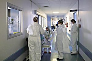 Intoppi tecnici e soldi per i rimborsi: governo al palo sulle multe ai no vax
