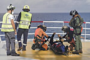 Per un porto alla Ong Parigi ci fa la ripicca. «Ora dovrete tenervi 3.500 immigrati»