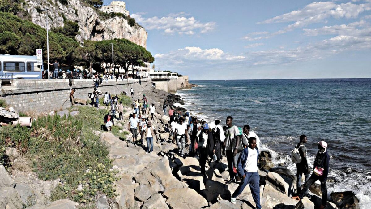 I professorini di diritto e umanità che randellano gli africani al confine