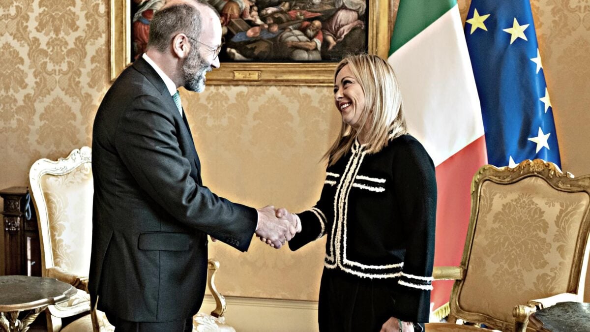 Adesso è Macron a essere rimasto da solo