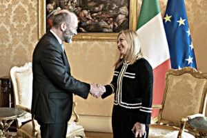 Adesso è Macron a essere rimasto da solo