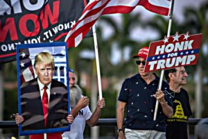 Ora Trump non basta più per far vincere il Gop. E i suoi uomini lo scaricano